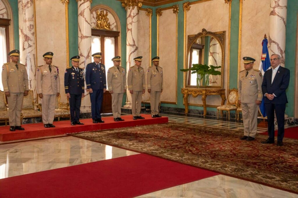 Presidente Abinader juramenta a nuevos comandantes del Ejército, FARD y Policía Nacional