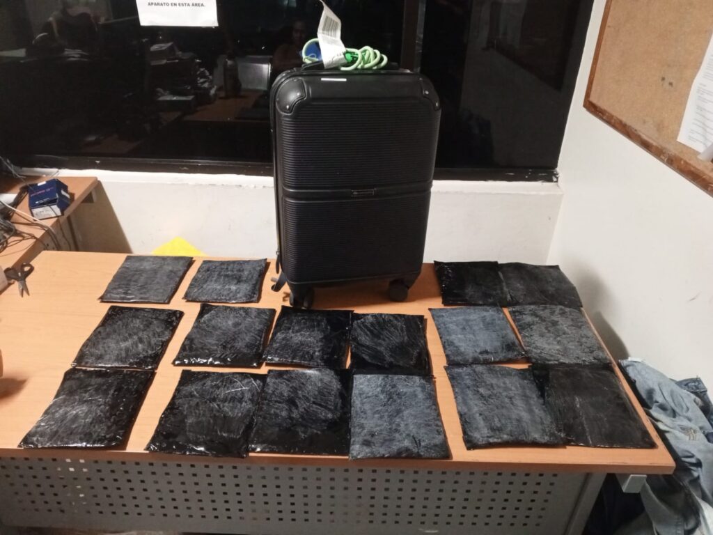 Detienen en el AILA mujer con 16 láminas de presunta cocaína ocultas en pantalones jeans