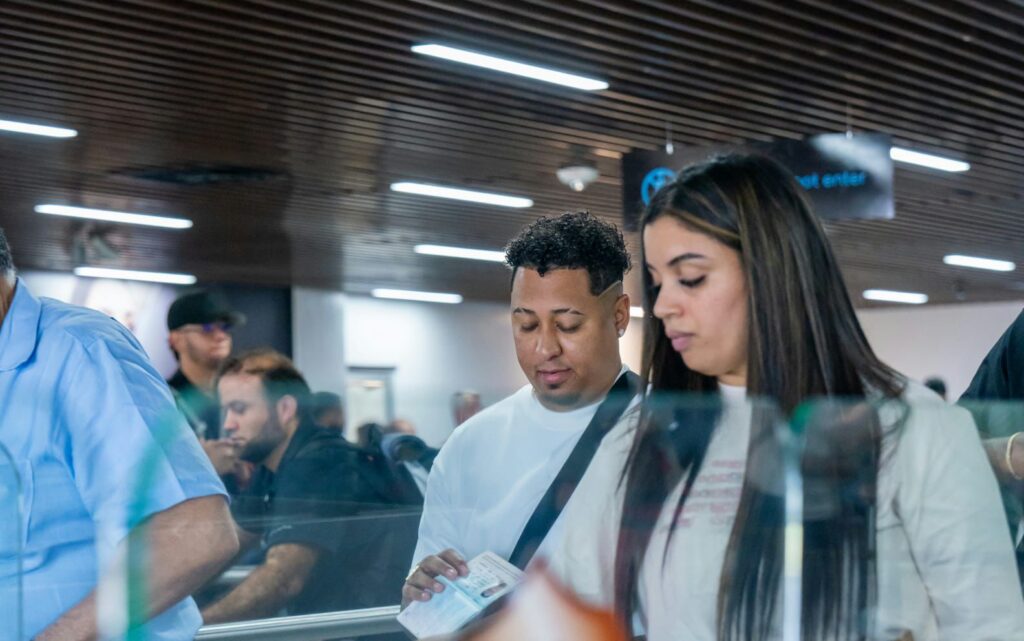 Autogate también funciona en aeropuerto de Punta Cana para dominicanos con pasaporte biométrico, sin registro previo de Migración