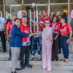 Carolina Mejía entrega trofeo al equipo campeón de los Juegos Deportivos ADN 2026
