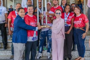 Carolina Mejía entrega trofeo al equipo campeón de los Juegos Deportivos ADN 2026