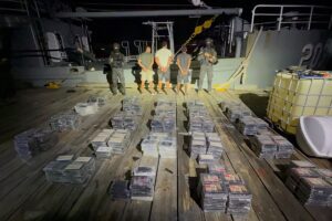 Intervienen narcolancha con cargamento de 595 paquetes de presunta cocaína en las costas de Baní