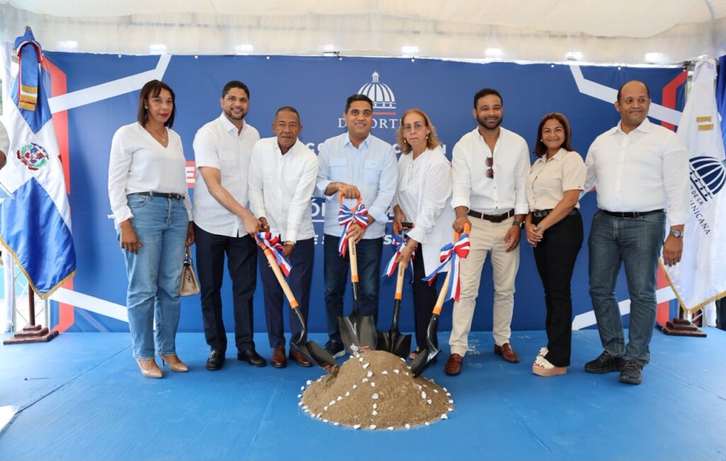 Ministro Kelvin Cruz inicia construcción de multiuso en Los Cacaos, San Cristóbal