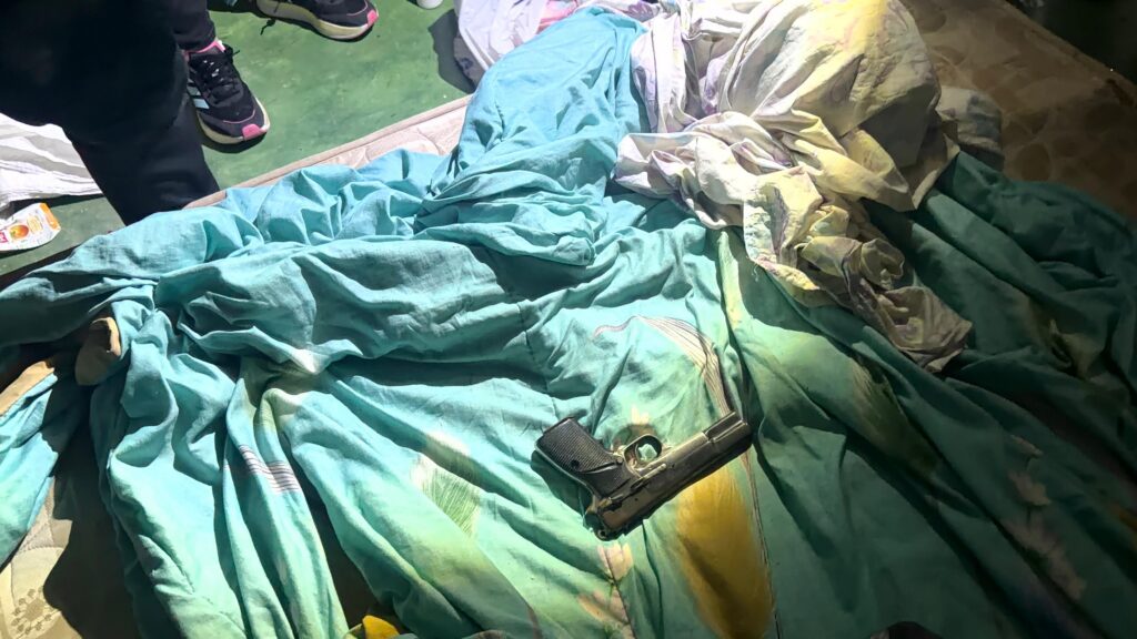 Ejecutan allanamientos y operativos en Puerto Plata; detienen tres personas, incautan drogas, un arma y otras evidencias