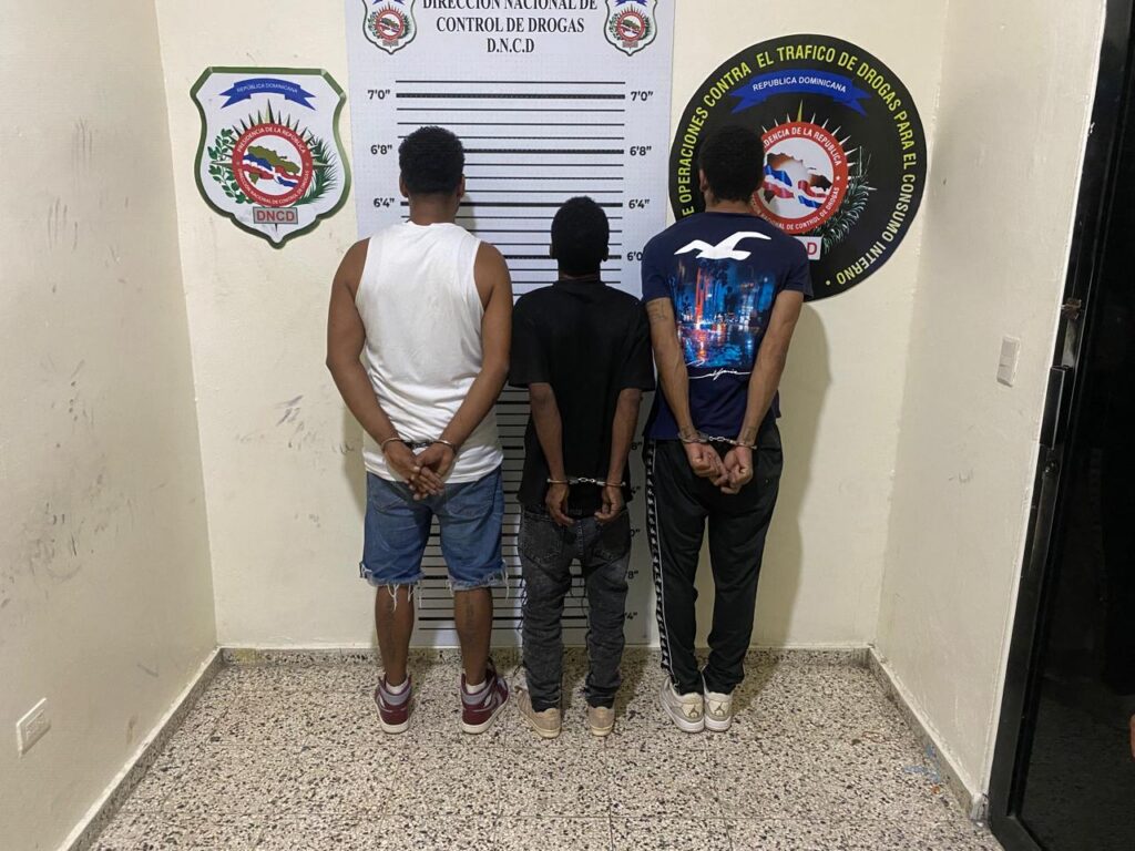 DNCD detiene a tres presuntos microtraficantes de la red de alias “El cabo” en la Vega