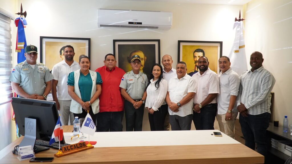 Director de la DIGESETT escucha inquietudes de la comunidad de Azua durante encuentro