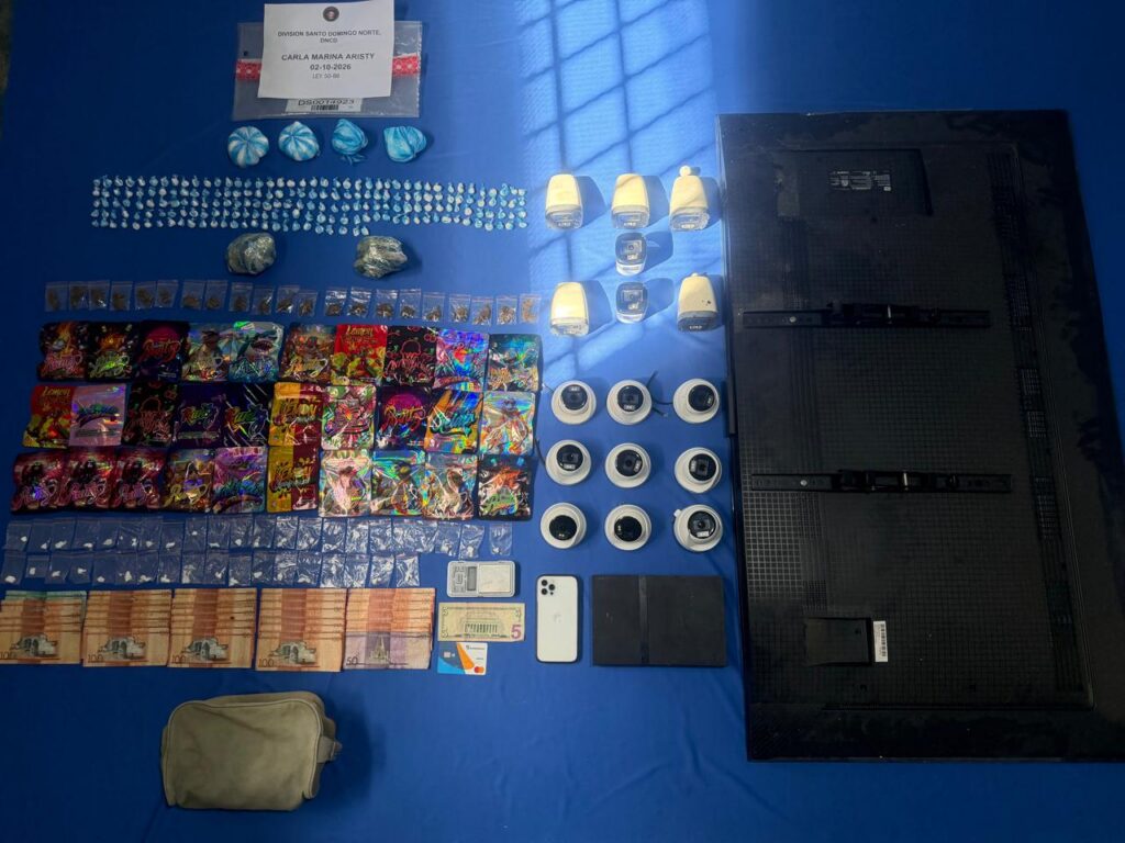 Desmantelan sistema de monitoreo de camara y arrestan mujer en SDN; le ocupan cocaína, marihuana y crack