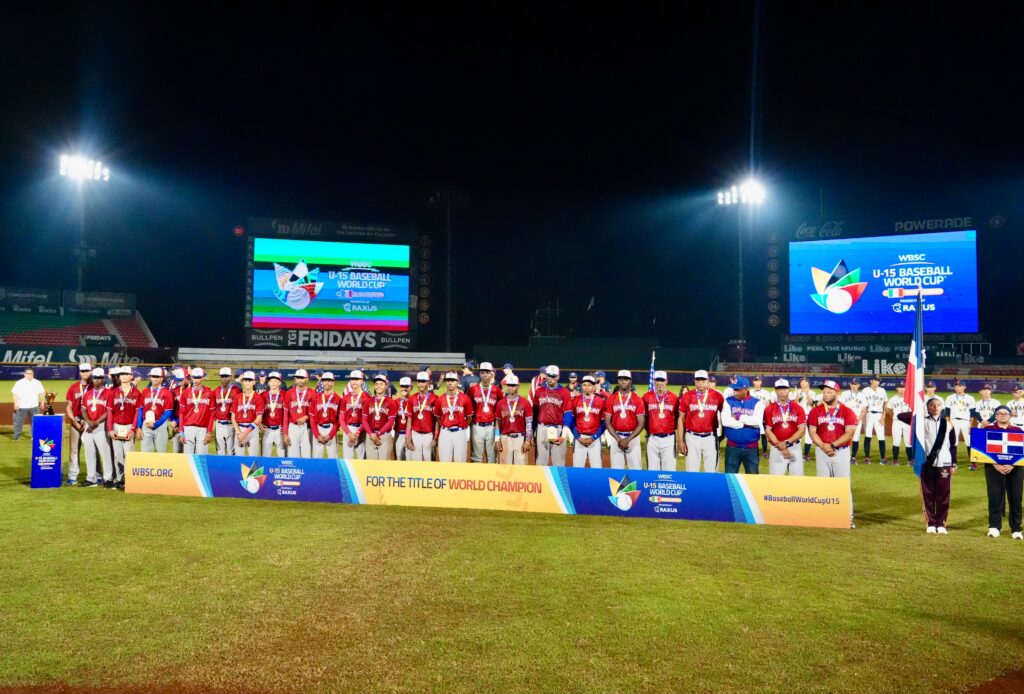 Ministro Kelvin Cruz felicita al equipo dominicano tras conquistar la medalla de plata en la Copa Mundial de Béisbol Sub-15