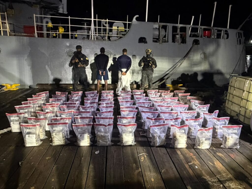 Intervienen narcolancha con un cargamento de 389 paquetes de presunta cocaína y dos hombrea a bordo