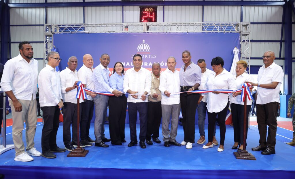 Kelvin Cruz entrega techado multiuso Óscar Santana en el ensanche Espaillat